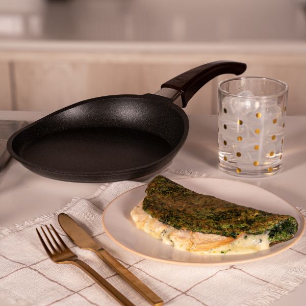 Omelette_de_verduras_en_sartyen_color_cherrry_18cm_marca_essen