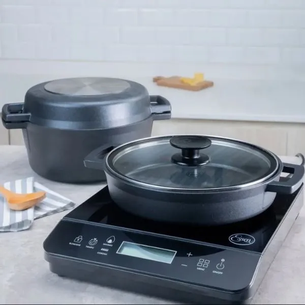 Anafe a inducción Essen acompañado de cacerolas Essen compatibles con tecnología de inducción