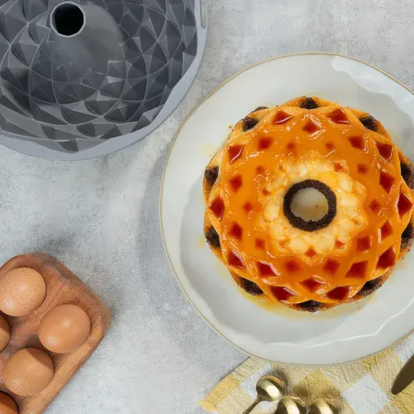 Flan con caramelo desmoldado con el Savarín Fantasy Essen 24 cm, con forma geométrica y presentación en plato