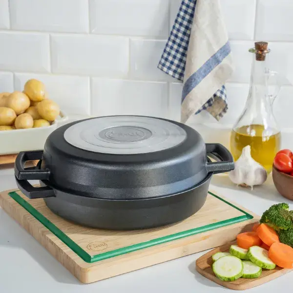 Set Bifera con Sartén Nuit 24 cm Essen sobre mesada de cocina con verduras frescas