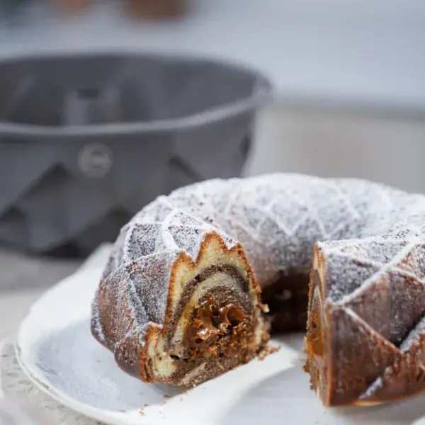 Budín desmoldado con forma del Savarín Fantasy Essen 24 cm, espolvoreado con azúcar impalpable